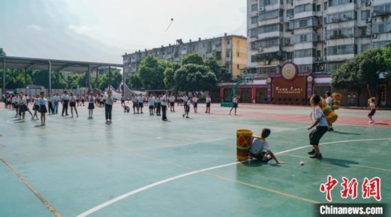 翠竹小學(xué)的學(xué)生在進行拋繡球運動。歐惠蘭 攝