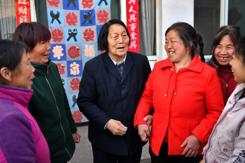 2019年3月23日，申紀(jì)蘭（左三）在山西省平順縣西溝村與村民分享全國兩會精神。新華社記者 曹陽 攝