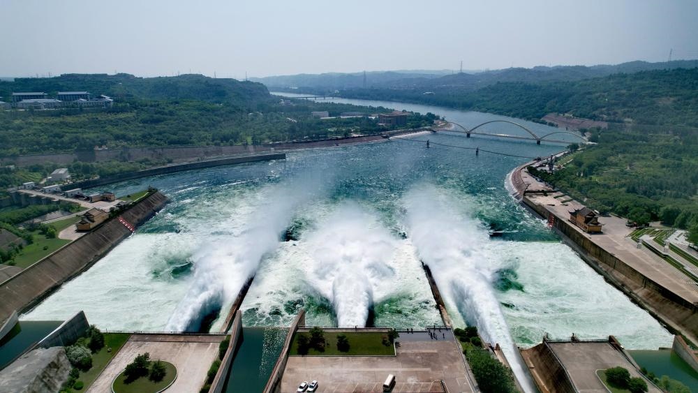 2023年6月21日，調(diào)水調(diào)沙清水下泄階段的小浪底水庫下泄基本為清水（無人機(jī)照片）。黃河調(diào)水調(diào)沙已實(shí)施22年，通過調(diào)水調(diào)沙，黃河下游河道主河槽得到全線沖刷，河床有明顯下降，行洪和過沙能力普遍提高。
