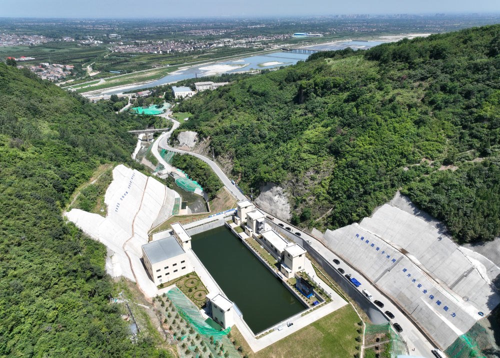 2023年7月16日，國家重大水利工程引漢濟(jì)渭工程成功實(shí)現(xiàn)先期通水，這是在陜西西安拍攝的黃池溝配水樞紐（無人機(jī)照片）。引漢濟(jì)渭工程全部建成投用后，可增加渭河入黃河水量年均6億至7億立方米。