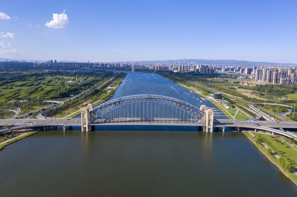2024年6月7日在山西拍攝的汾河太原段晉陽橋（無人機(jī)照片）。汾河是黃河第二大支流。近年來，當(dāng)?shù)赝ㄟ^源頭截污、雨污分流、生物治藻等措施推進(jìn)“一泓清水入黃河”工程。今年1月至6月，太原市境內(nèi)6個地表水國考斷面優(yōu)良水體比例達(dá)到100%。