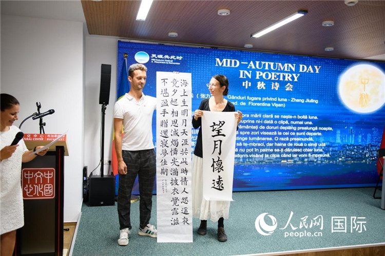 現(xiàn)場的羅馬尼亞書法愛好者書寫并展示作品。傅永山攝
