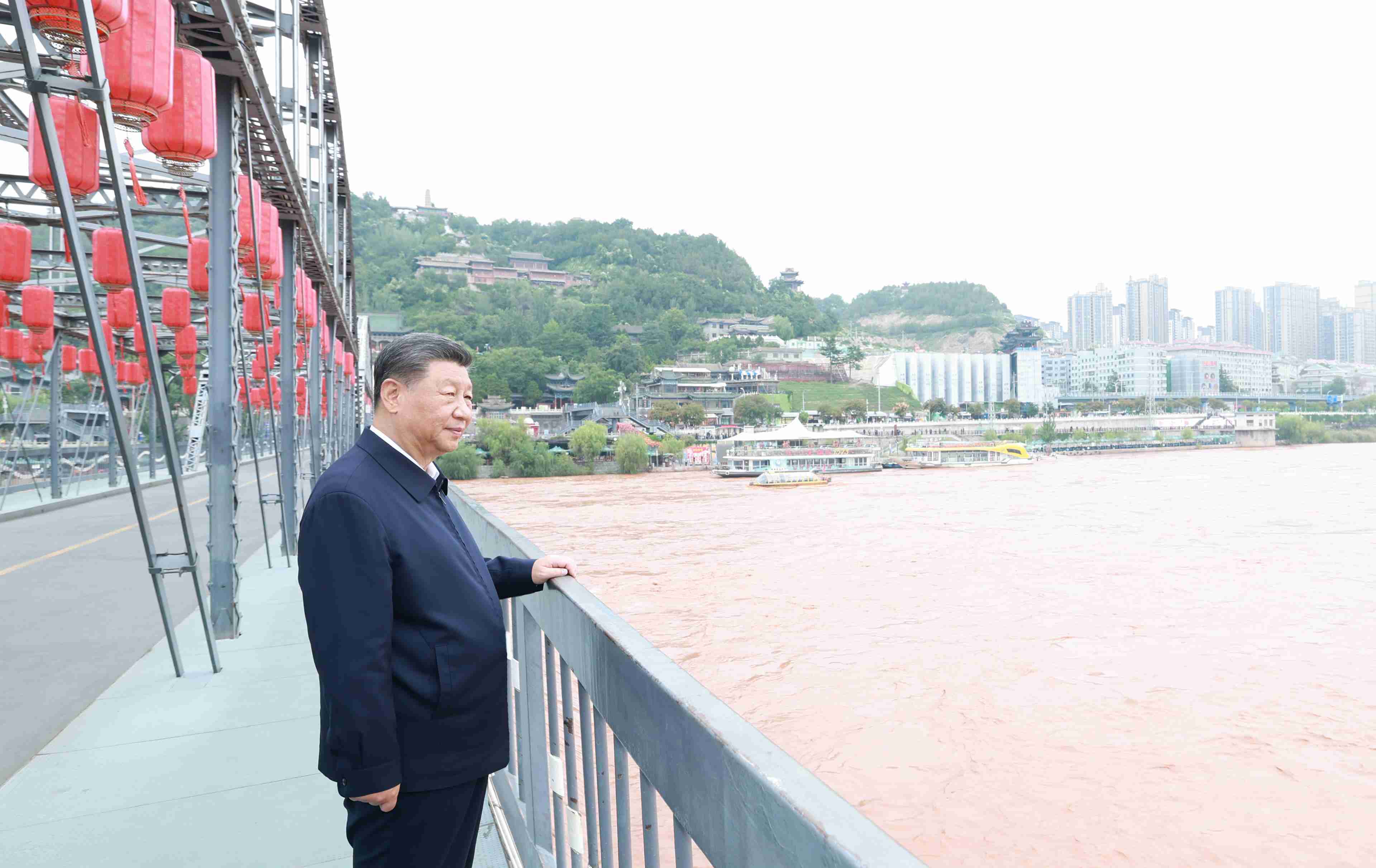 △9月11日，習(xí)近平總書記在甘肅蘭州中山橋上遠(yuǎn)眺黃河。