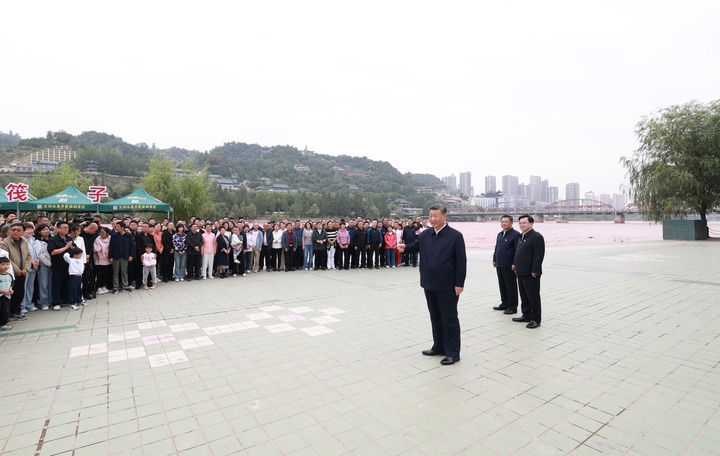 9月10日至13日，中共中央總書記、國家主席、中央軍委主席習(xí)近平在甘肅考察。這是11日下午，習(xí)近平在黃河蘭州中山橋段考察時，同在場的干部群眾親切交流。新華社記者 王曄 攝