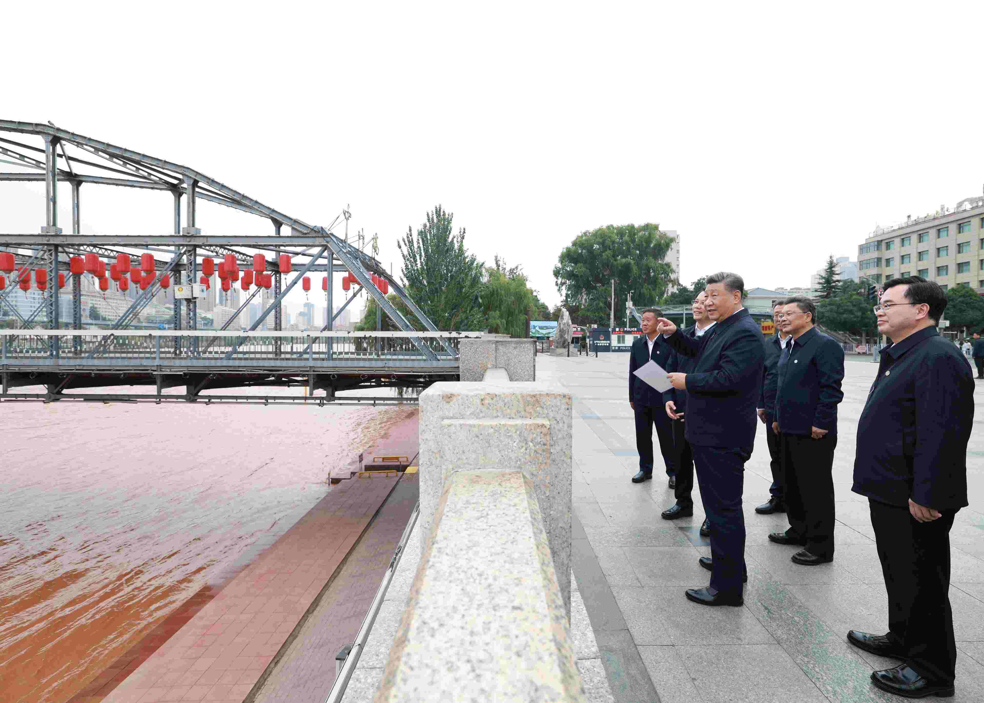 △ 2024年9月11日，習(xí)近平總書記來到甘肅省蘭州市黃河蘭州中山橋段，了解當(dāng)?shù)赝苿?dòng)黃河流域生態(tài)保護(hù)情況。