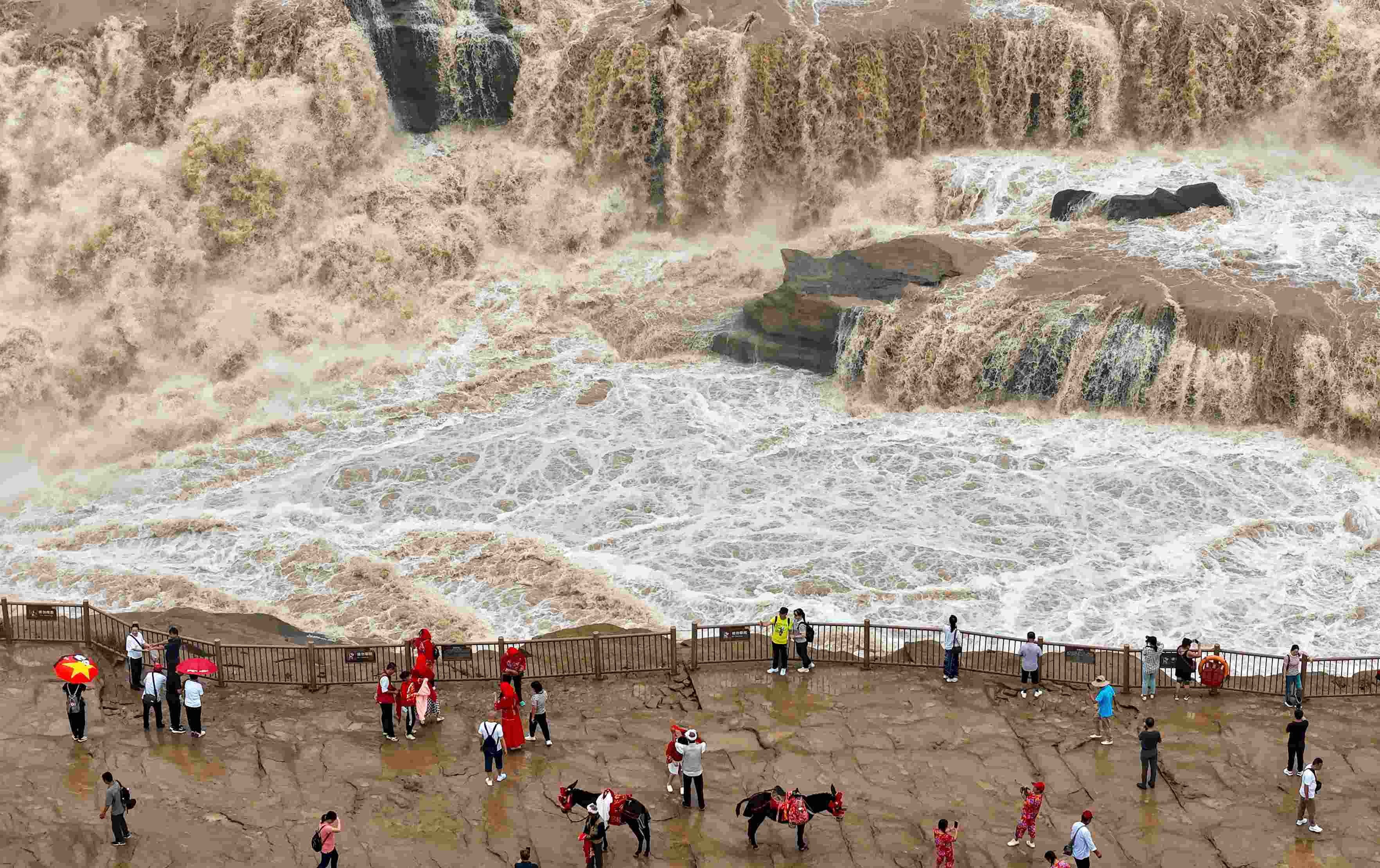 △9月9日，游客在黃河壺口瀑布景區(qū)游覽。