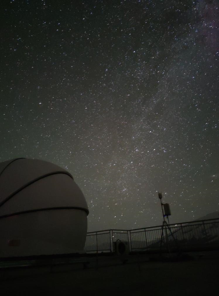 星空下的塔縣星地激光通信地面站。（中國科學(xué)院空天信息創(chuàng)新研究院供圖）