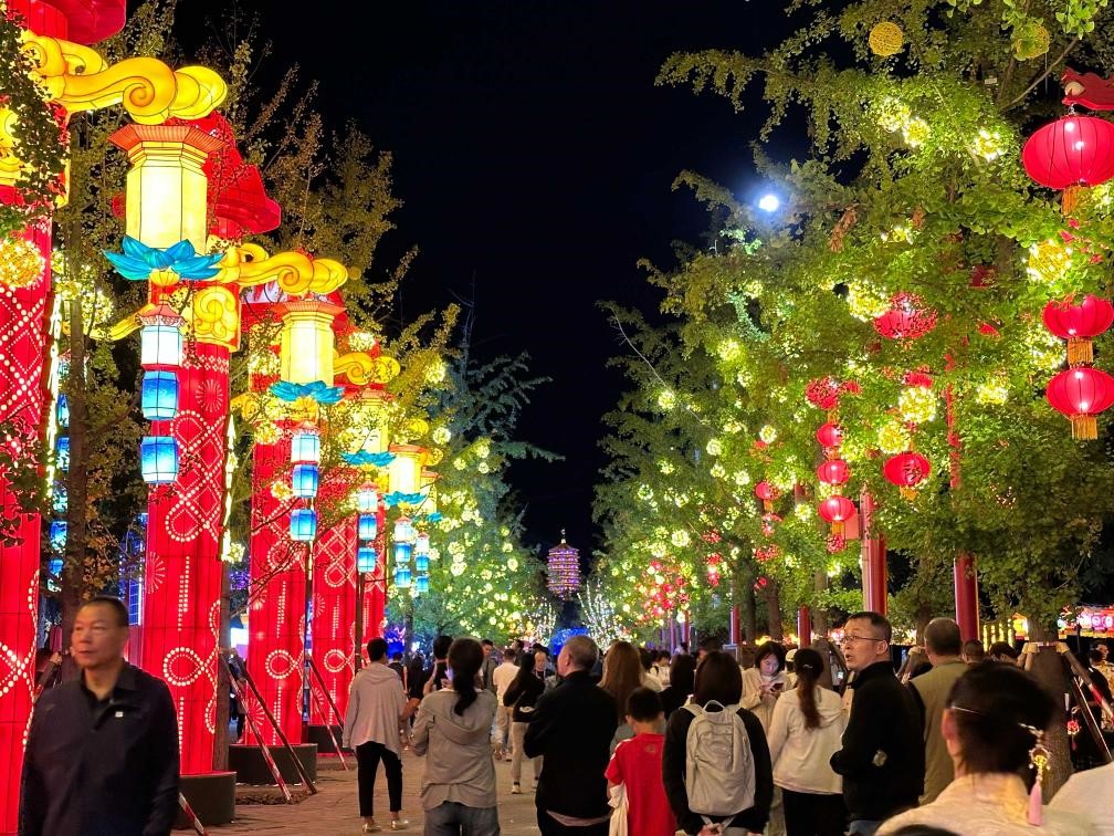 市民游客在2024年北京中秋國(guó)慶彩燈游園會(huì)欣賞彩燈。新華社記者楊淑君 攝