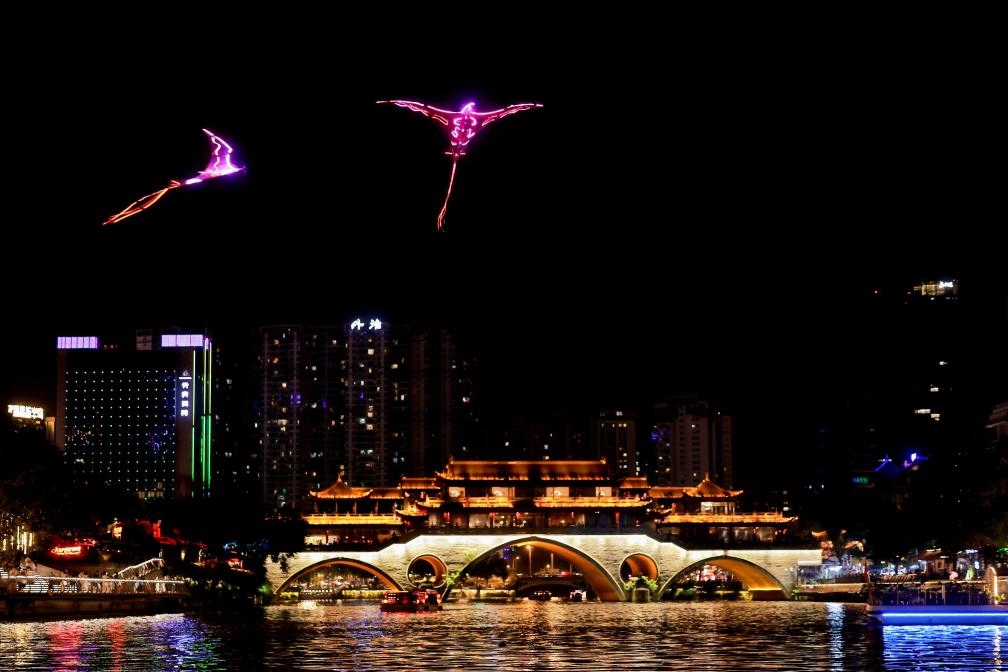 成都“夜游錦江”低空飛行裝置與游船伴飛。（唐斌治 攝）