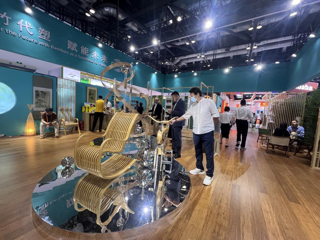 展會(huì)期間，國(guó)際竹藤組織展臺(tái)展出的竹藤制品。人民網(wǎng) 歐陽(yáng)易佳攝