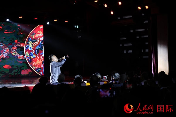 演出現(xiàn)場，演員帶來嗩吶獨(dú)奏《看秧歌》。人民網(wǎng)記者 楊一攝