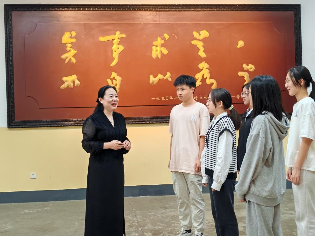 湖南第一師范學(xué)院思政課教師正在為學(xué)生講述紅色校史。（受訪者供圖）