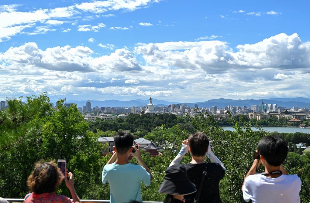 2024年8月12日北京天氣晴好，游客從景山上拍攝遠處的北海公園。新華社記者李鑫 攝