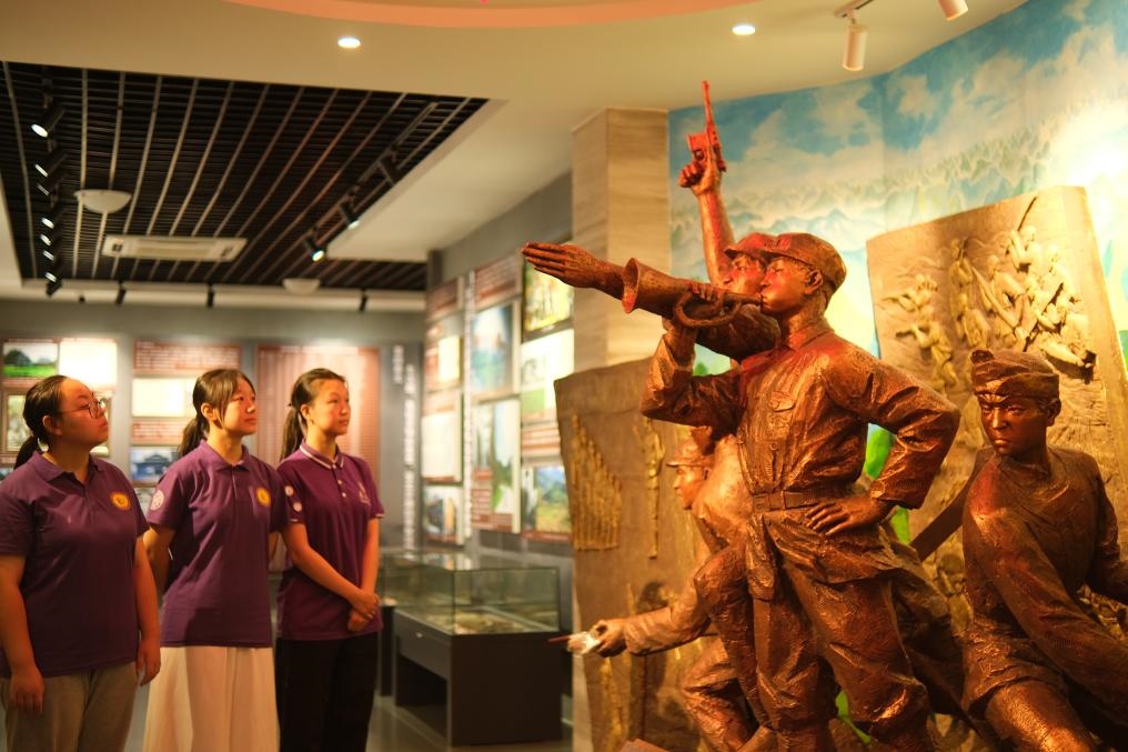 7月26日，南開大學(xué)實(shí)踐隊在環(huán)江革命陳列館了解毛南族人民在黨的領(lǐng)導(dǎo)下進(jìn)行革命斗爭的歷程。（受訪者供圖）