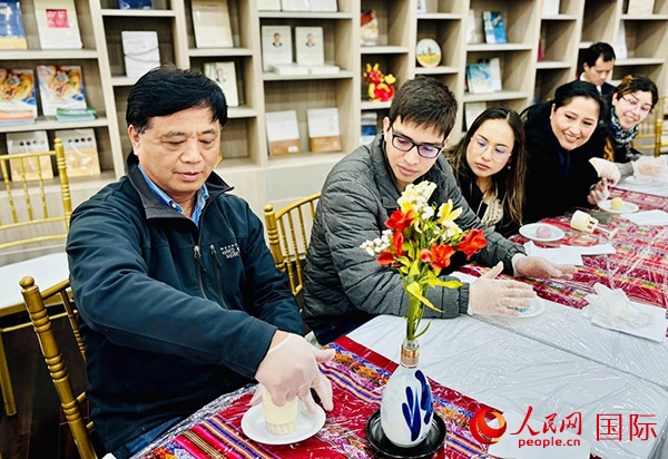 前來(lái)參加活動(dòng)的利馬居民共同制作冰皮月餅。人民網(wǎng)記者 宋亦然攝