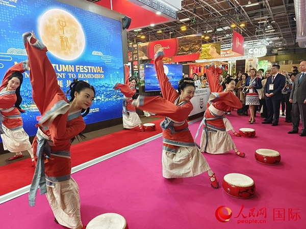 “你好！中國(guó)”展臺(tái)開幕式上的中國(guó)傳統(tǒng)舞蹈表演。人民網(wǎng)記者 尚凱元攝