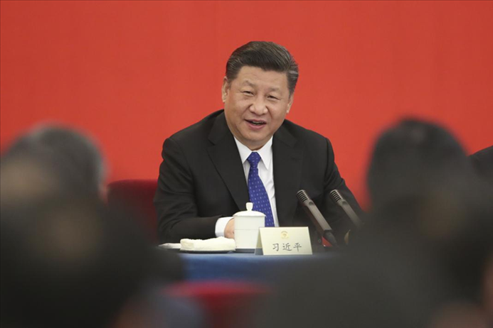 2018年3月4日下午，中共中央總書記、國(guó)家主席、中央軍委主席習(xí)近平看望參加全國(guó)政協(xié)十三屆一次會(huì)議的民盟、致公黨、無(wú)黨派人士、僑聯(lián)界委員，并參加聯(lián)組會(huì)，聽取意見和建議。 新華社發(fā)（盛佳鵬 攝）