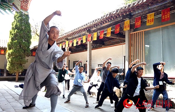 日本少林寺拳法青年代表團(tuán)體驗(yàn)體驗(yàn)少林十三拳。人民網(wǎng)記者 張靖攝