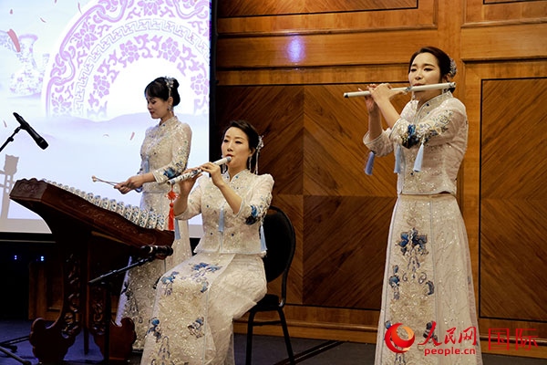 來自景德鎮(zhèn)的陶瓷音樂會在中秋佳節(jié)給英國倫敦的觀眾帶來了別樣的文化體驗。人民網(wǎng)記者 邢雪攝