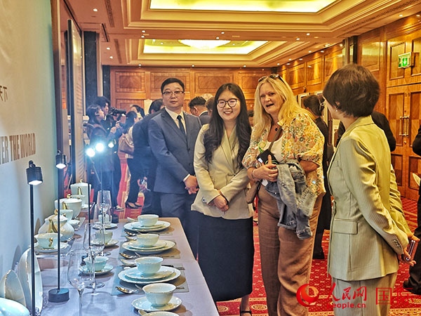 英國觀眾參觀“景德鎮(zhèn)制”區(qū)域品牌新品。人民網(wǎng)記者 邢雪攝