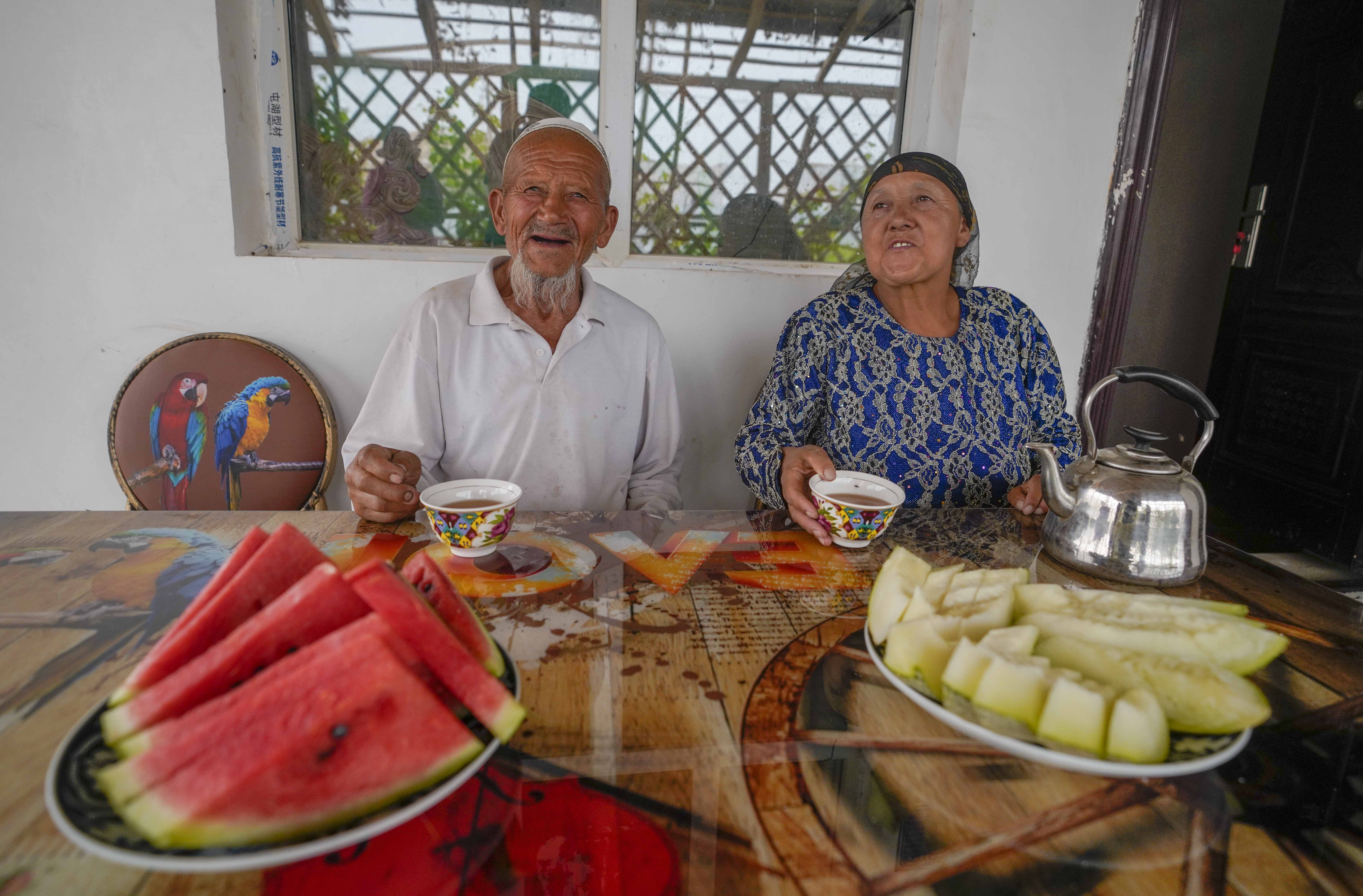 在新疆喀什地區(qū)伽師縣江巴孜鄉(xiāng)依帕克其村57號，80歲的維吾爾族老人伊米提·艾山（左）在自家庭院中（2020年6月8日攝）。