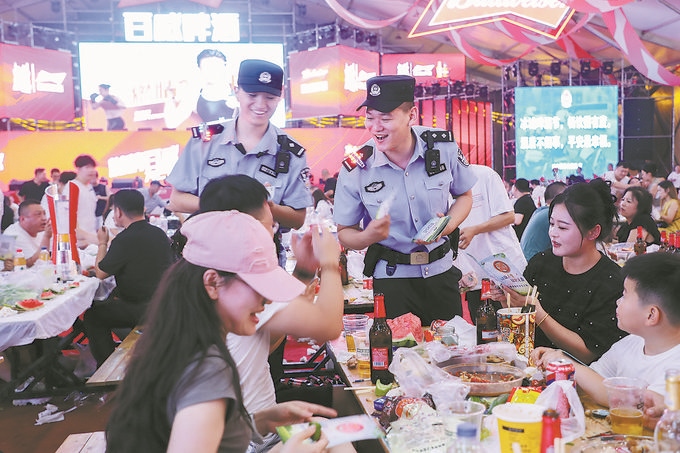 8月10日，黑龍江省哈爾濱市公安局松北分局民警輔警在啤酒大棚開展安全宣傳。史繼東攝