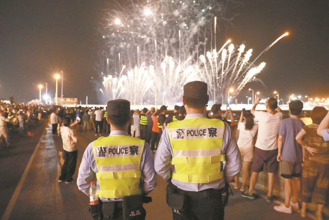8月10日，黑龍江省哈爾濱市公安局松北分局民警輔警在啤酒大棚開展安全宣傳。史繼東攝