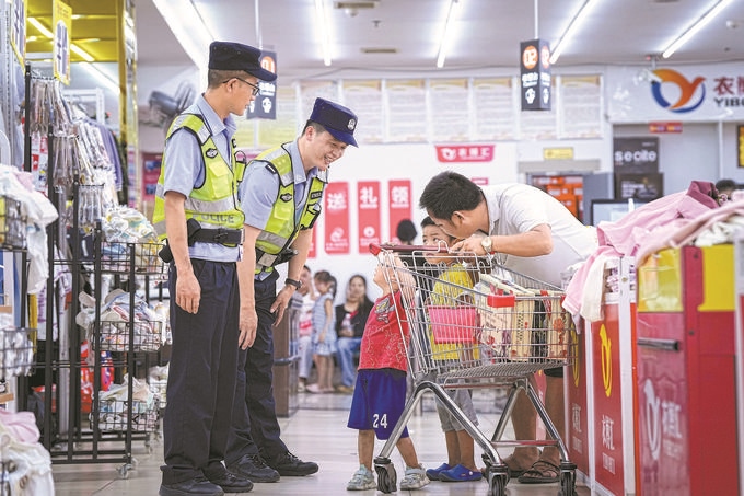 ?8月27日，貴州省凱里市公安局組織開展拉網(wǎng)式大排查，民警在超市和群眾交流。周國(guó)輝攝