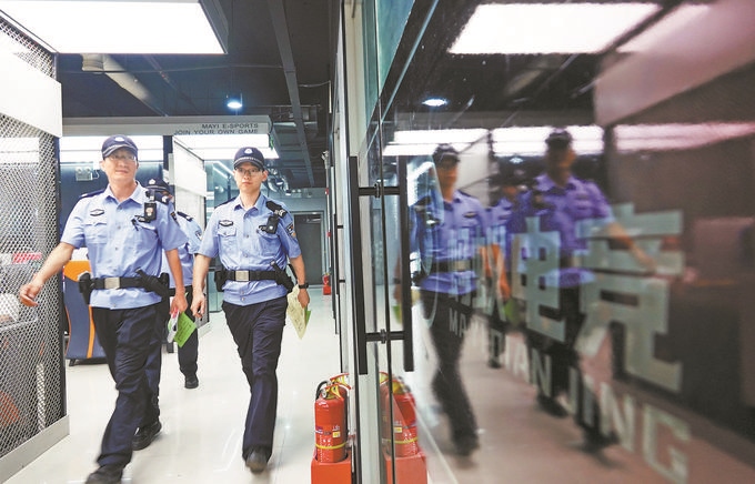 ▲7月6日，山西省新絳縣公安局龍興派出所組織警力對(duì)網(wǎng)吧等場(chǎng)所進(jìn)行集中治安檢查。高新生攝