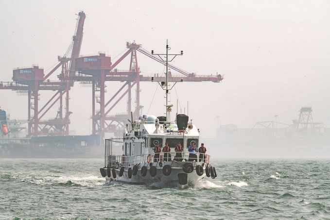 ?7月5日，秦皇島出入境邊防檢查站聯(lián)合秦皇島市公安局水陸巡特警支隊(duì)開展海上聯(lián)合巡航。陳凈萱攝