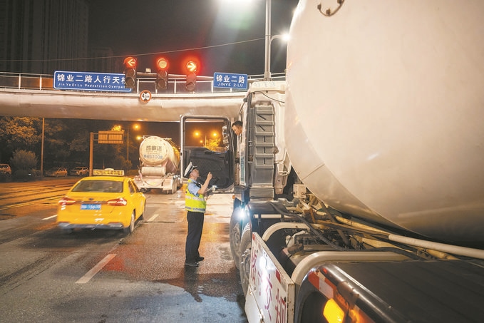 7月25日，陜西省西安市公安局交警支隊(duì)開展全市中重型貨車及面包車違法異地互查整治行動(dòng)。孫崇明攝