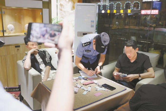 9月7日，云南省昆明市公安機(jī)關(guān)對(duì)棋牌室開展檢查。