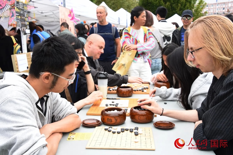 圍棋博弈。人民網(wǎng)記者 殷淼攝