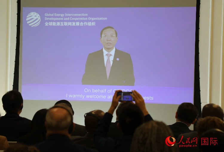 全球能源互聯(lián)網(wǎng)發(fā)展合作組織主席、中國(guó)電力企業(yè)聯(lián)合會(huì)理事長(zhǎng)辛保安通過(guò)視頻方式致辭。人民網(wǎng)記者 李志偉攝