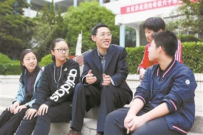 淮北市首批高層次人才儲(chǔ)備金獲得者、淮北市第一中學(xué)教師陳超（左三）在與學(xué)生交談?；幢笔形瞬殴ぷ骶止﹫D