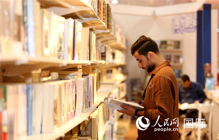 一位民眾在讀書。人民網中東中心分社奧馬爾·哈利勒攝