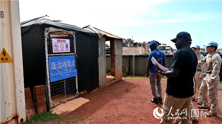 圖5 檢查廢棄油料收集點(diǎn)。王軍杰攝