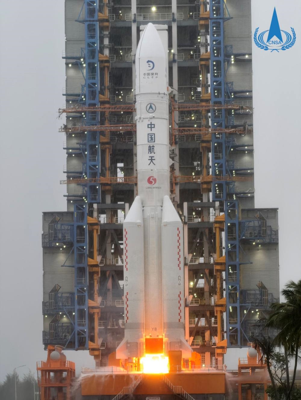 △2024年5月3日17時(shí)27分，嫦娥六號(hào)探測器由長征五號(hào)遙八運(yùn)載火箭在中國文昌航天發(fā)射場發(fā)射，之后準(zhǔn)確進(jìn)入地月轉(zhuǎn)移軌道，發(fā)射任務(wù)取得圓滿成功。