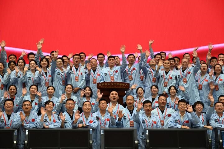 △2024年6月25日，嫦娥六號(hào)任務(wù)圓滿成功后，工作人員在北京航天飛行控制中心合影。