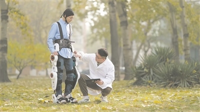 圖為天津大學科研人員正在對腦機接口外骨骼機器人開展功能測試。受訪者供圖