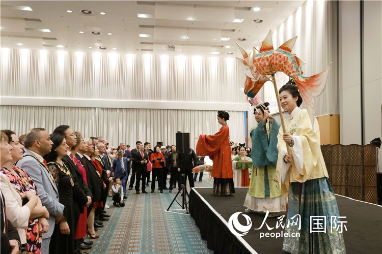 2、留學(xué)生表演了漢服展示《絲路霓裳》。邢雪攝