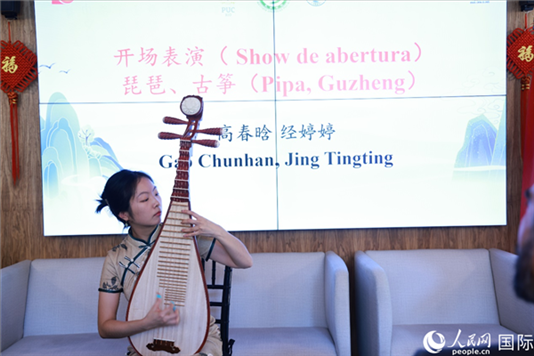 孔子學(xué)院教師在活動(dòng)現(xiàn)場(chǎng)彈奏琵琶。人民網(wǎng)記者 陳海琪攝