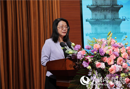 福建省人民政府外事辦公室副主任黃劭蓉在“走進(jìn)中華文明——海絲印記 世遺泉州”主題人文交流活動(dòng)中致辭。人民網(wǎng) 王婧攝
