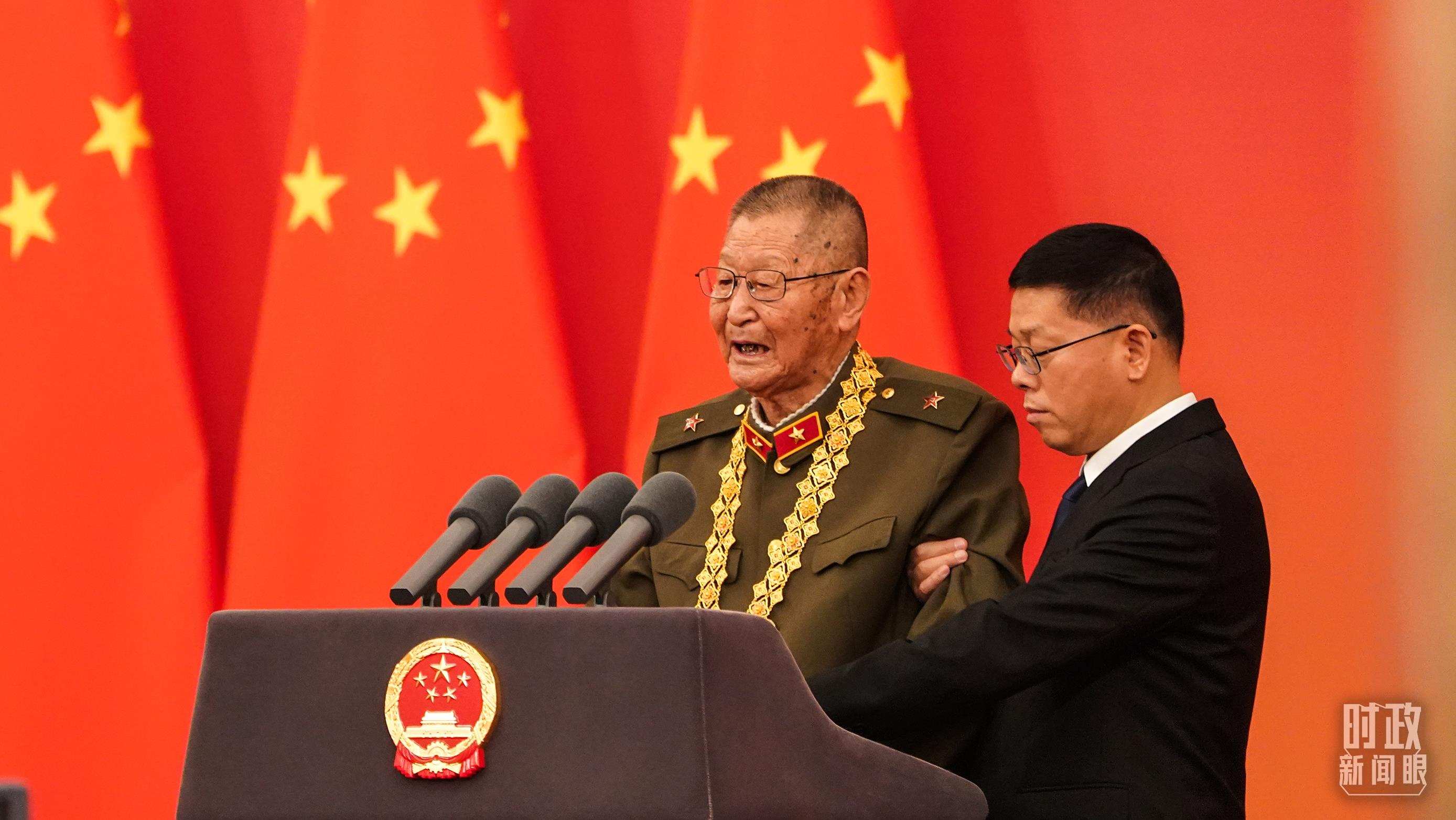 “共和國(guó)勛章”獲得者黃宗德在頒授儀式上發(fā)言。（總臺(tái)記者李晉拍攝）