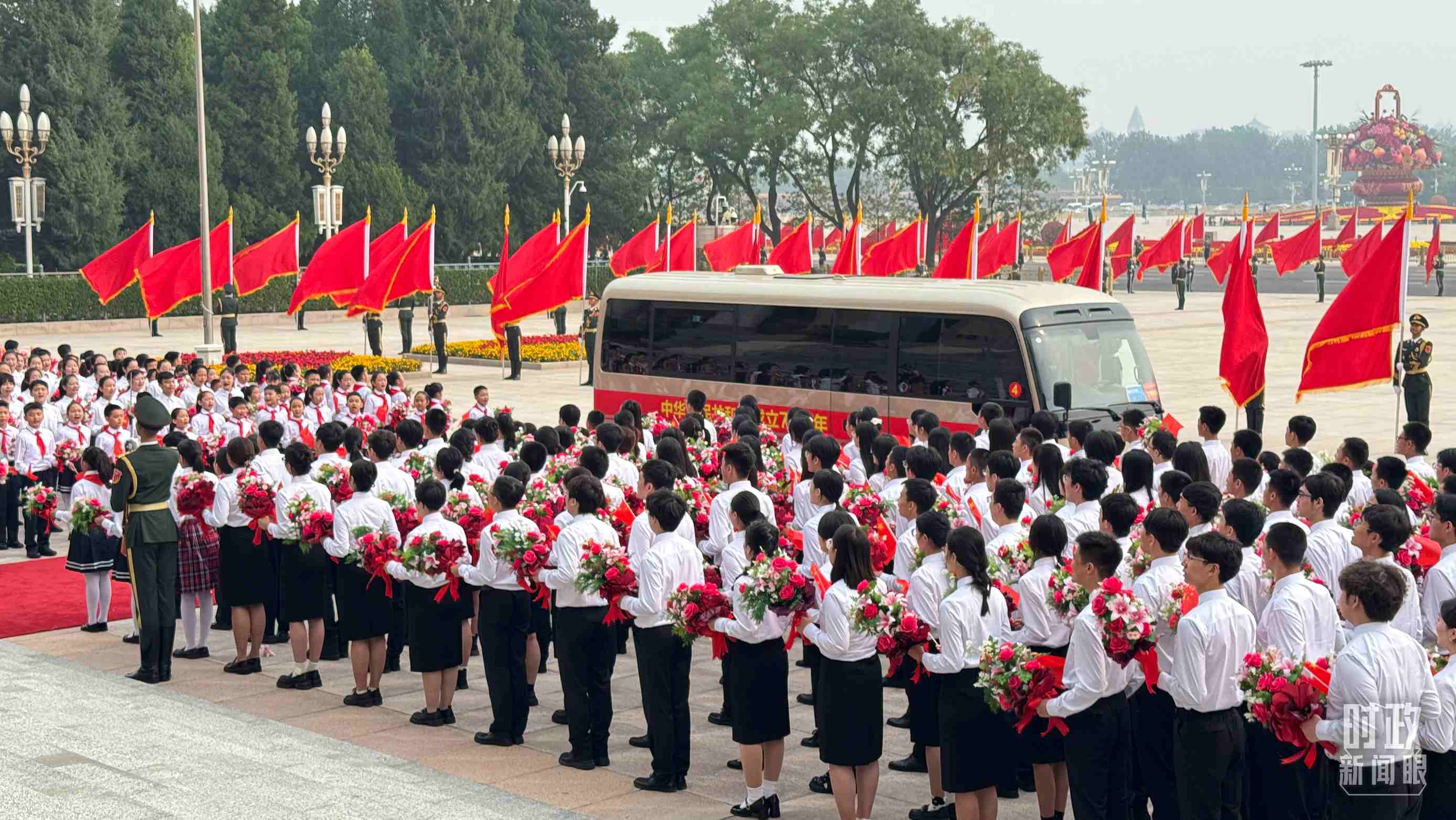 2024年9月29日，人民大會(huì)堂外，少先隊(duì)員列隊(duì)迎接英雄模范。（總臺(tái)央視記者蔣碩拍攝）
