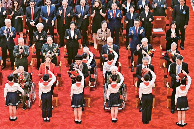 2024年9月29日，中華人民共和國國家勛章和國家榮譽(yù)稱號(hào)頒授儀式在北京人民大會(huì)堂隆重舉行。圖為少先隊(duì)員向國家勛章和國家榮譽(yù)稱號(hào)獲得者敬禮致意。 新華社記者 岳月偉/攝