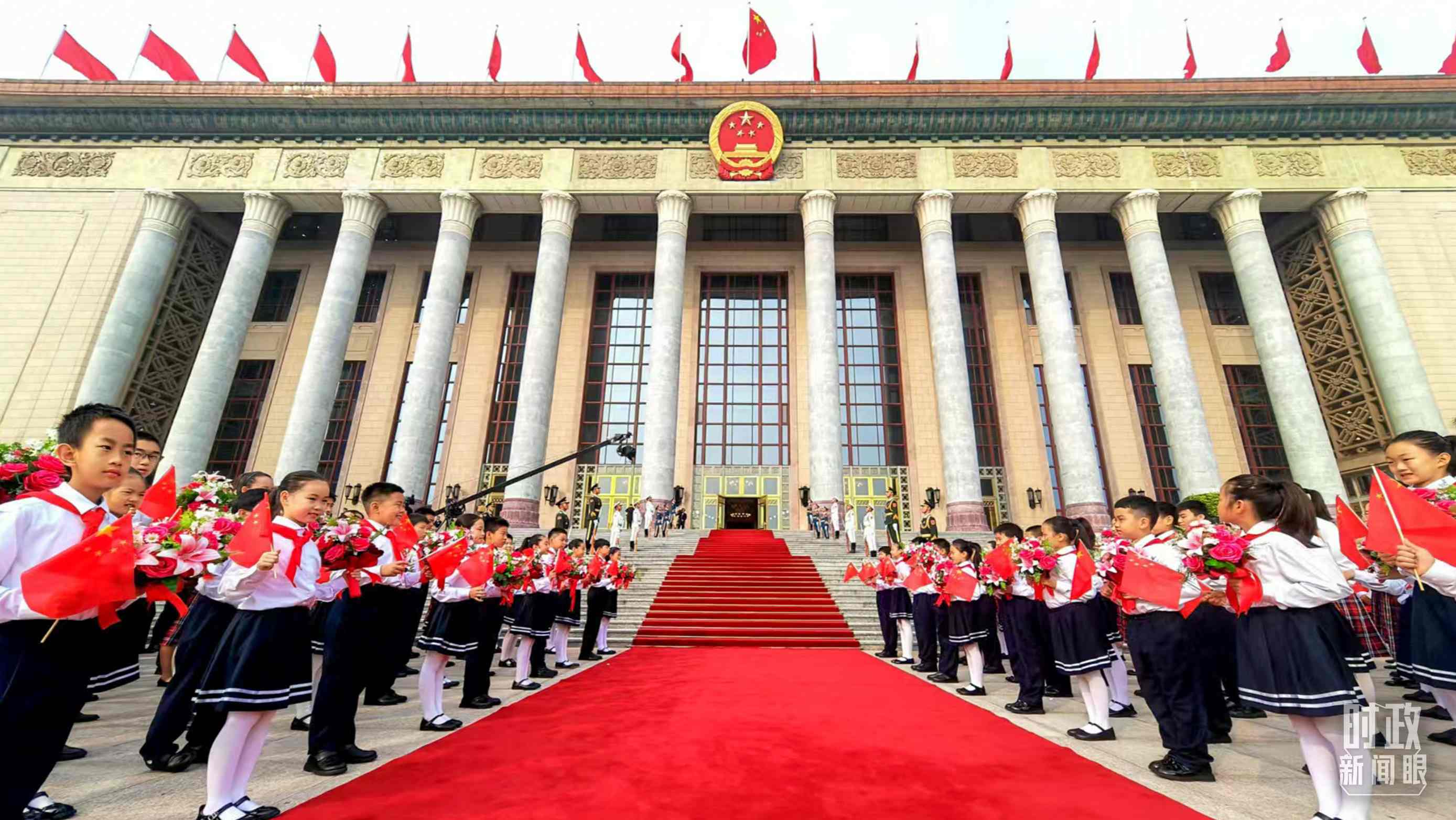 9月29日，人民大會(huì)堂外紅毯鋪就，迎接英雄模范。（總臺(tái)央視記者劉琦拍攝）
