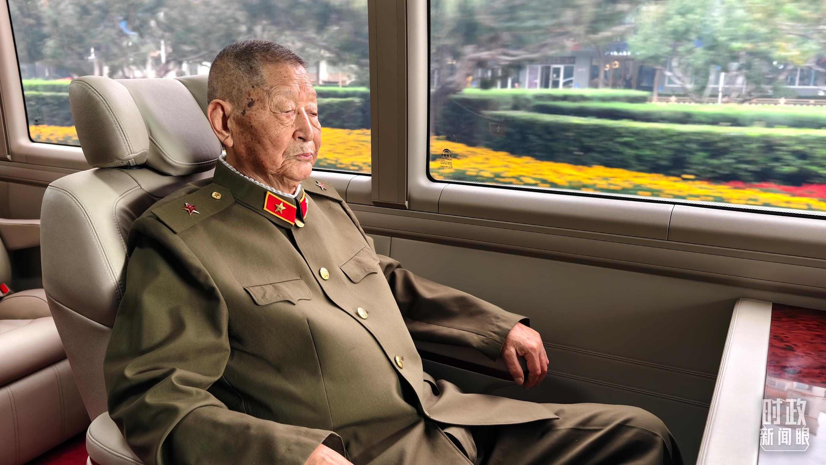 “共和國(guó)勛章”獲得者黃宗德乘坐禮賓車前往人民大會(huì)堂。（總臺(tái)央視記者胡瑋拍攝）