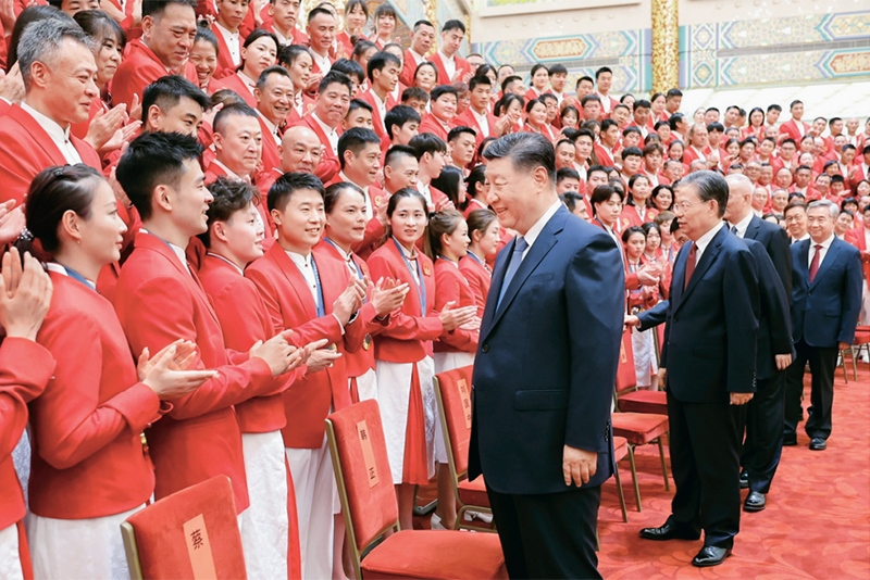 2024年8月20日，黨和國家領(lǐng)導(dǎo)人習(xí)近平、趙樂際、王滬寧、蔡奇、李希、韓正等在人民大會(huì)堂接見第33屆夏季奧林匹克運(yùn)動(dòng)會(huì)中國體育代表團(tuán)全體成員。 新華社記者 鞠鵬/攝