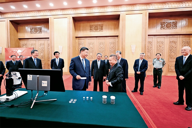 2024年9月23日，黨和國家領(lǐng)導(dǎo)人習(xí)近平、李強(qiáng)、趙樂際、王滬寧、蔡奇、丁薛祥、李希等在人民大會(huì)堂接見探月工程嫦娥六號(hào)任務(wù)參研參試人員代表并參觀月球樣品和探月工程成果展覽。這是習(xí)近平等參觀月球樣品和探月工程成果展覽。 新華社記者 謝環(huán)馳/攝